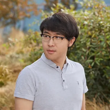 Professional headshot of Saining Xie, Organizer of the DCVLR competition from NYU.